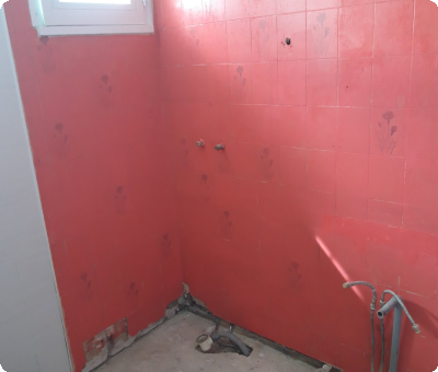 Mur de salle de bain carrelé en rouge avant travaux