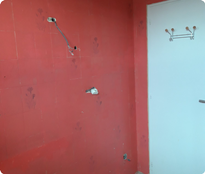 Mur de faïence rouge avec échelle, avant rénovation
