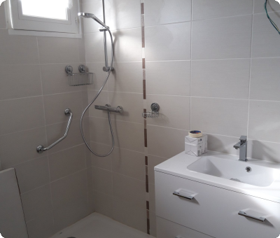 Travaux en cours avec douche italienne et meuble vasque