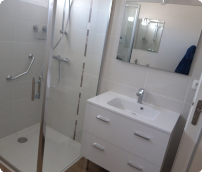 Salle de bain moderne après pose douche italienne et vasque