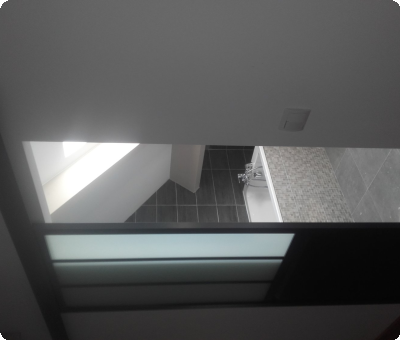 Salle de bain rénovée avec baignoire et revêtement moderne