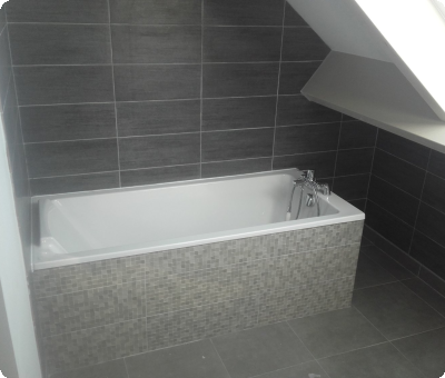 Baignoire moderne installée après rénovation complète