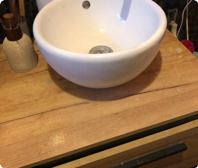 Vasque blanche sur plan en bois après rénovation