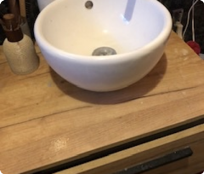 Vasque ronde installée sur un plan en bois après travaux