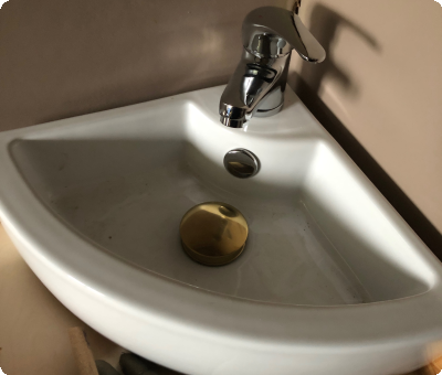 Évier d'angle avec robinet modernisé, après installation