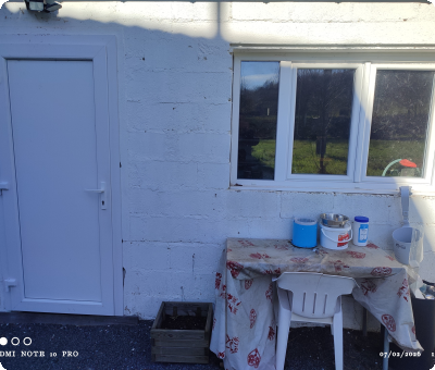 Porte blanche et fenêtre PVC après installation