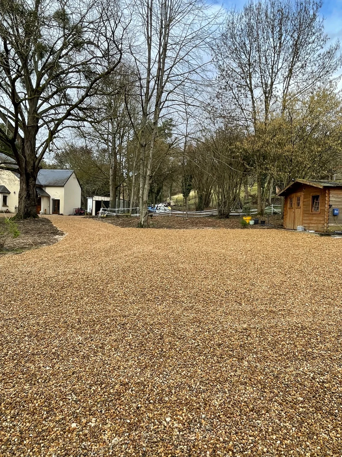 Cour gravillonnée terminée après travaux de drainage