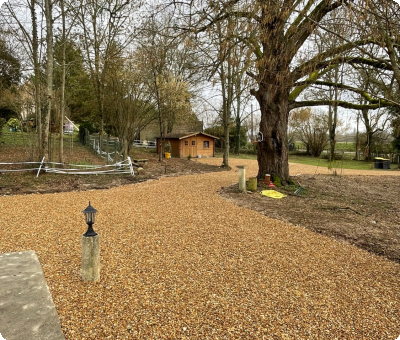 Cour finalisée en gravillons et abri de jardin à Gien après travaux