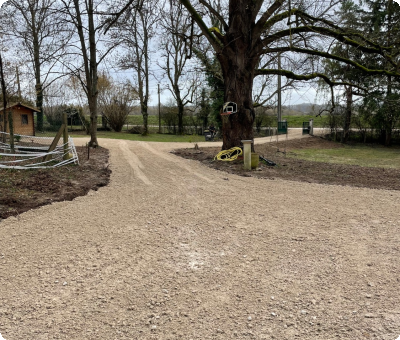 Cour en gravillon calcaire en cours de création à Gien