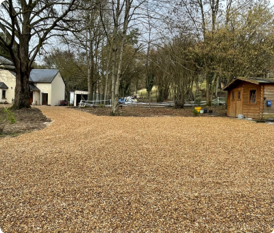 Cour gravillonnée terminée après travaux de drainage