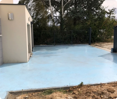 Cour en béton désactivé bleu après aménagement