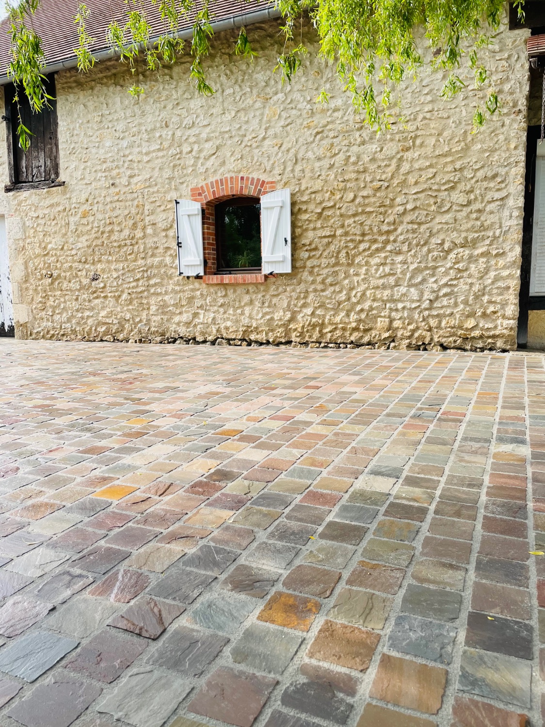 Réalisation d'une terrasse en pavés grès Kandla à Poilly-lez-Gien