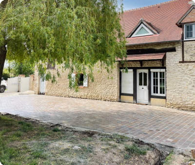 Terrasse en pavés de grès Kandla après travaux devant maison en pierre
