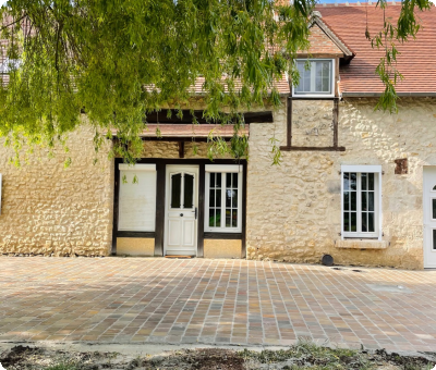 Terrasse en grès Kandla terminée devant maison en pierre