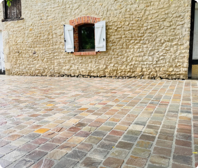 Terrasse en pavés grès Kandla terminée devant une maison en pierre
