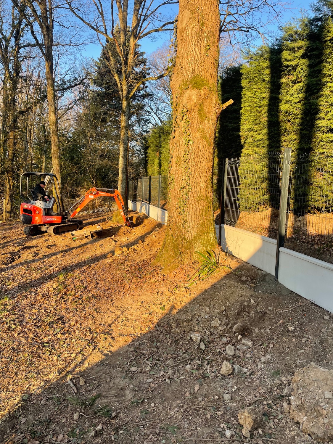 Pose d’une clôture rigide avec soubassement en béton