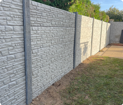 Clôture béton décorative installée, aménagement terminé
