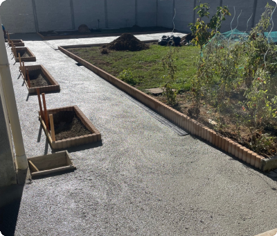 Aménagement de jardin avec allée bétonnée en cours, Gien
