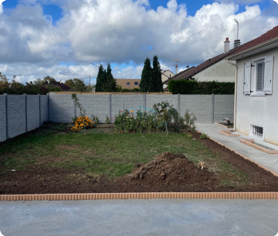 Travaux en cours dans un jardin, bordures et terre retournée