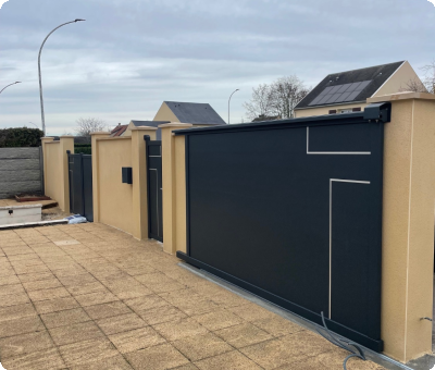 Portail noir et mur enduit après aménagement extérieur