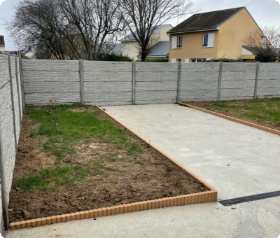 Travaux d'aménagement extérieur en cours avec clôtures installées
