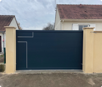 Portail coulissant installé après travaux à Gien