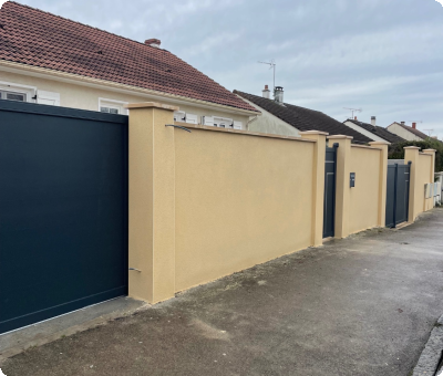 Mur beige avec portail en acier ajusté, après travaux