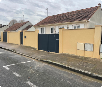 Clôtures neuves avec portail métallique, après travaux à Gien