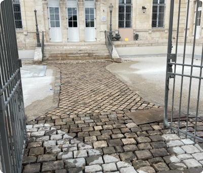 Entrée après travaux de pavés et béton désactivé à Gien