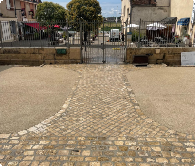 Place à Gien après restauration de pavés et béton désactivé