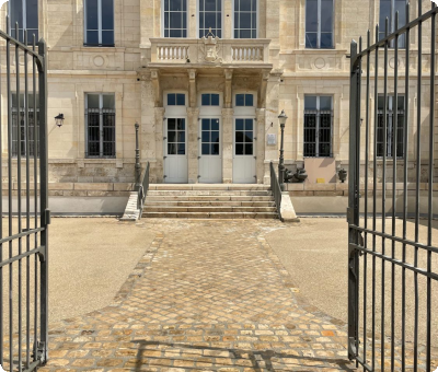 Entrée avec pavés en calcaire et place en béton après travaux