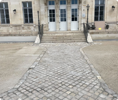 Entrée en pierre rénovée avec pavés calcaire à Gien