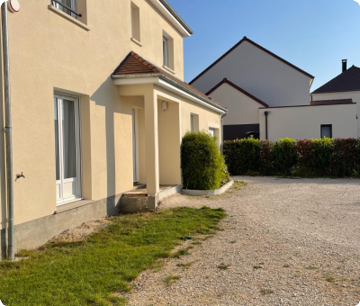 Maison avec espace extérieur non aménagé avant travaux