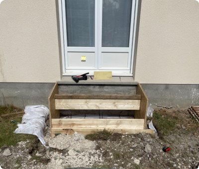 Travaux en cours pour seuil devant porte-fenêtre, Gien