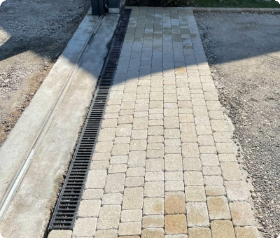 Allée pavée avec caniveau, finalisation des travaux