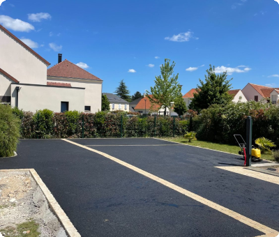 Cour en enrobé noir terminée à Gien après travaux