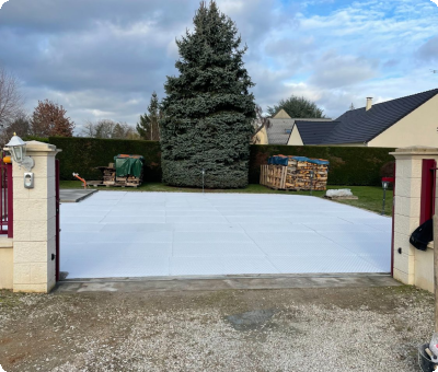 Cour en aménagement avec stabilisateur de gravier posé