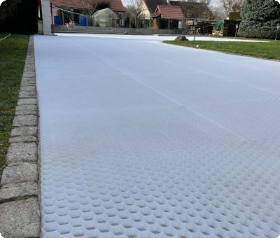 Stabilisateur de gravier en cours d'installation pour cour