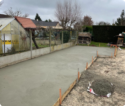 Dalle de béton frais pour cour, travaux en cours