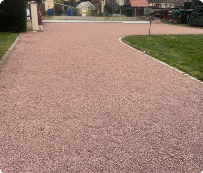 Cour aménagée en gravillon rose après travaux, Autry-le-Châtel