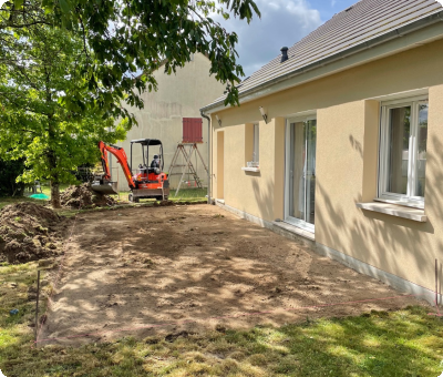 Minipelle effectuant terrassement près de la maison
