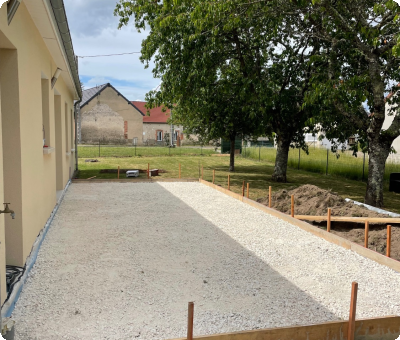 Sol en calcaire préparé pour terrasse en béton à Coullons, travaux en cours