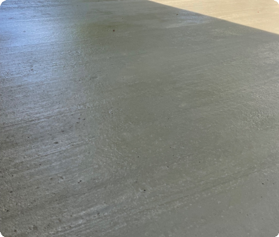 Terrasse béton terminé, arbres et terrain autour