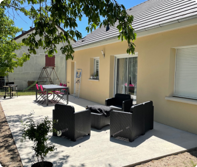 Terrasse en béton terminée avec mobilier, Coullons