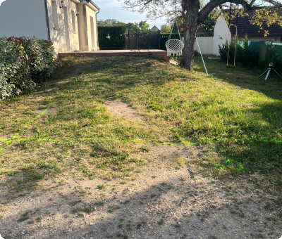 Terrain herbeux et dégagé en attente de terrassement à Poilly-lez-Gien