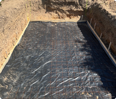 Terrassement en cours avec ferraillage et film plastique à Poilly-lez-Gien