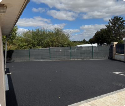 Cour en enrobé noir terminé à Belleville-sur-Loire après travaux