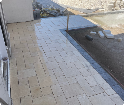 Travaux de pose de pavés béton multiformats en cours