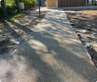 Allée en béton désactivé menant à un bâtiment moderne après travaux