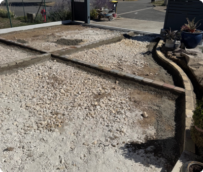 Cour en travaux avec sol nivelé et pavés en bordure à Poilly-lez-Gien